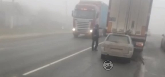 На дороге в сторону Кузнецка легковушка въехала в фуру