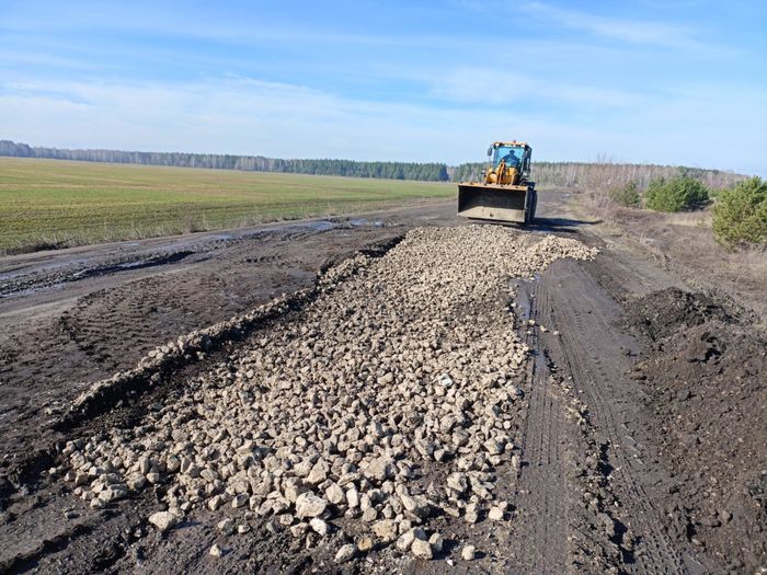 «Ужасную» сельскую дорогу в Пензенской области начали ремонтировать