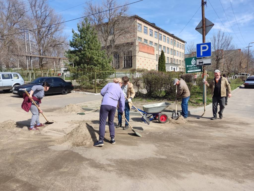 В Сердобске в рамках месячника по благоустройству подметают улицы и вывозят мусор