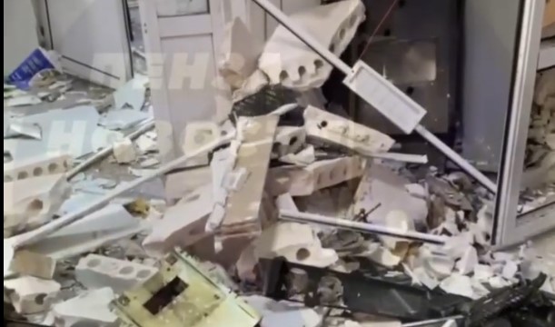 Появилось видео из ТЦ, где злоумышленники разрушили банкомат и украли деньги