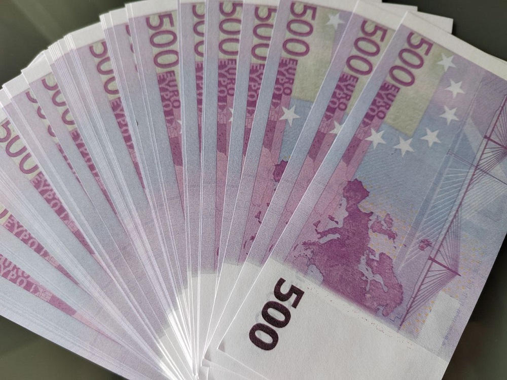 Банк России повысил курс евро 13 апреля