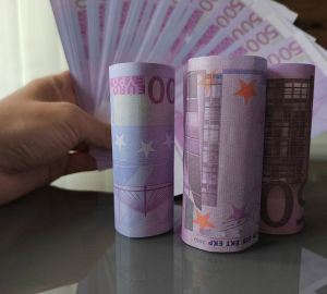 Банк России понизил курс евро на 1 рубль