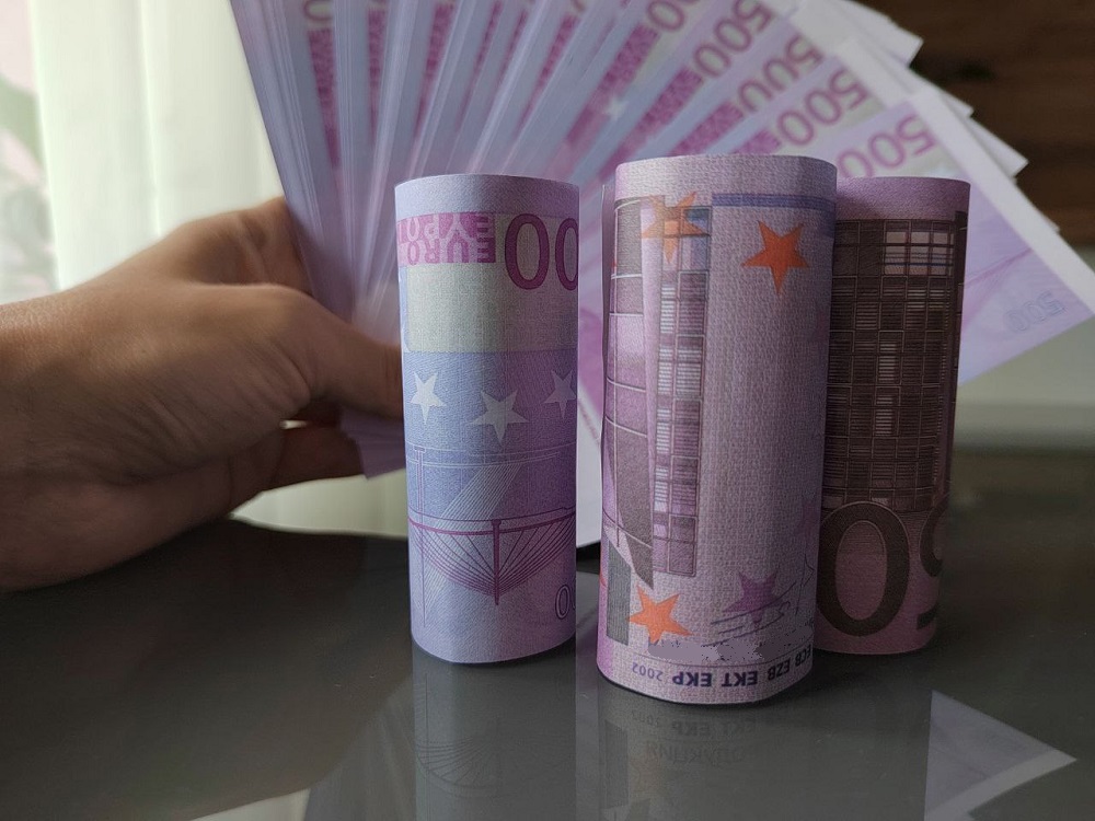 Банк России понизил курс евро на 1 рубль