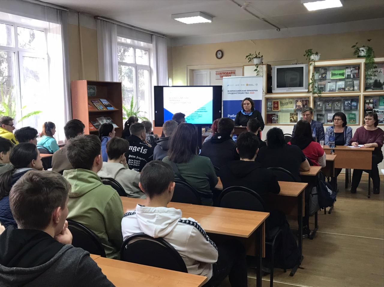 Кузнечанам предложили больше 200 вакансий на ярмарке трудоустройства