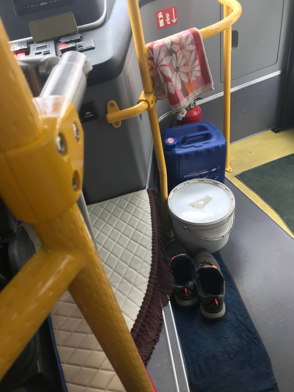 Жителей ГПЗ не обрадовали кроссовки водителя нового автобуса