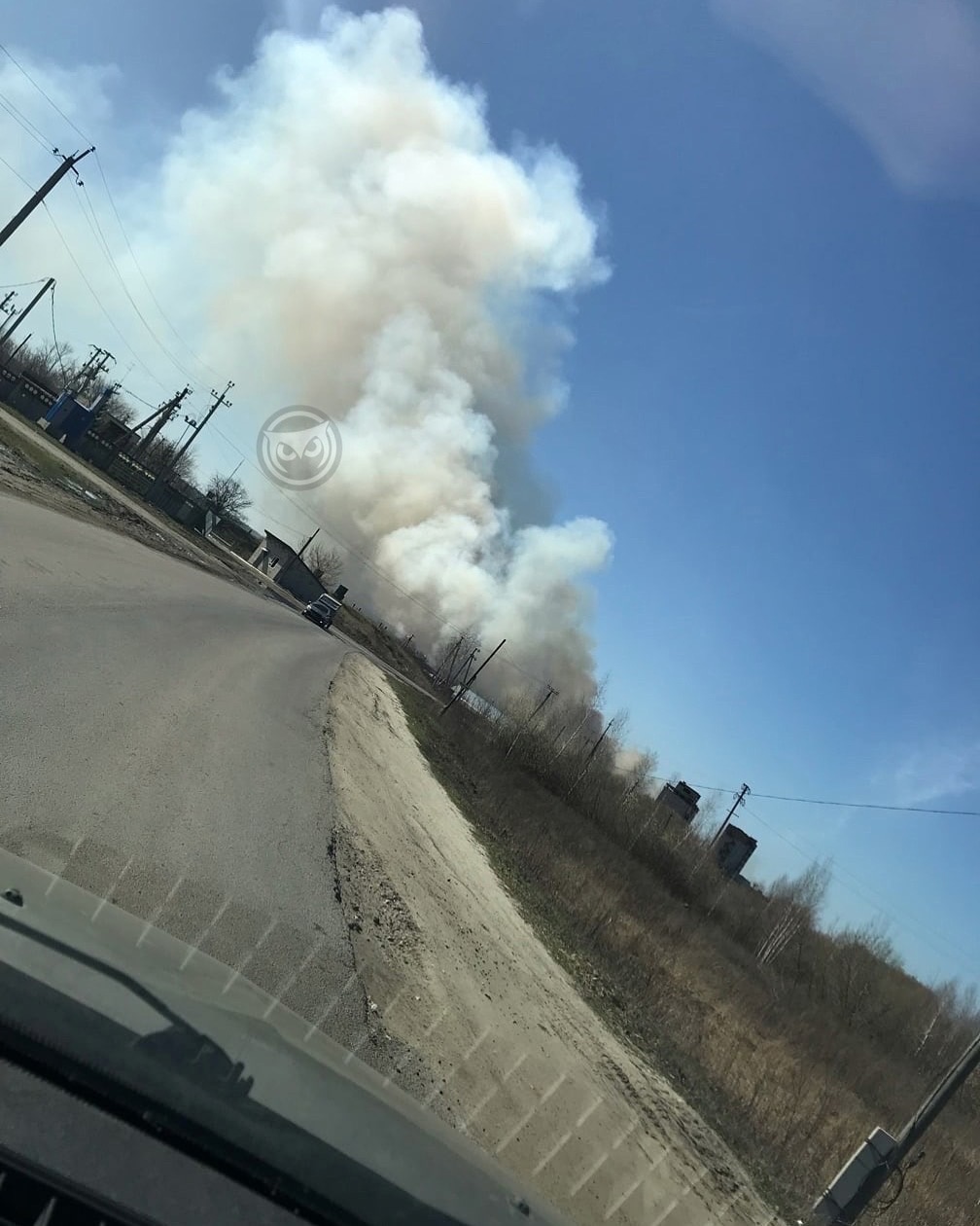Под Пензой вспыхнула трава, на месте работают пожарные
