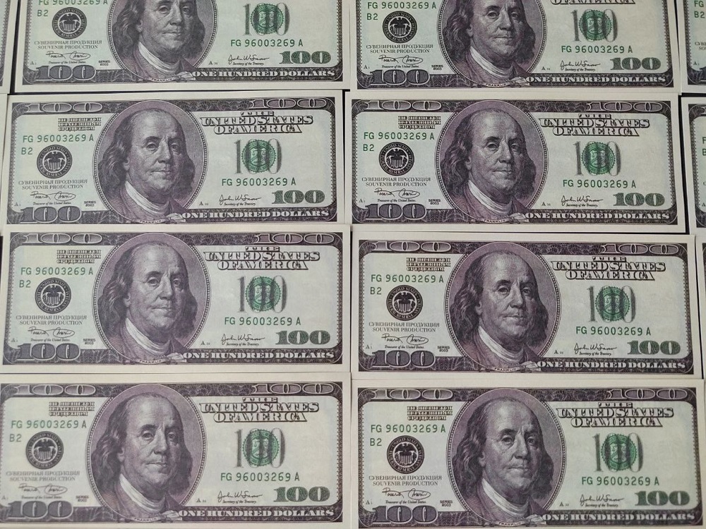 Банк России немного снизил курс доллара 28 апреля