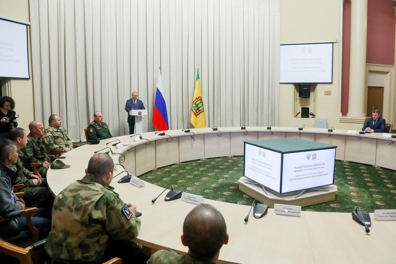 Олег Мельниченко вручил региональные награды добровольцам