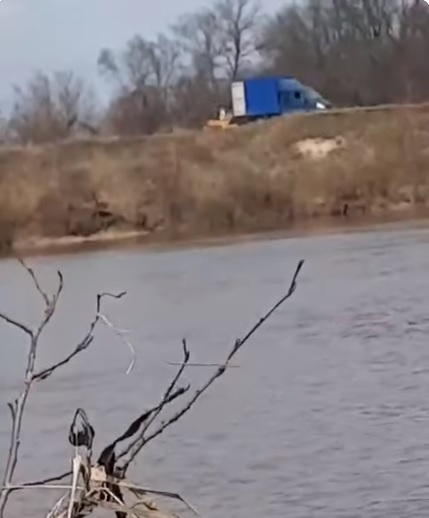 Водитель грузовика выбросил мусор из кузова на берег Суры