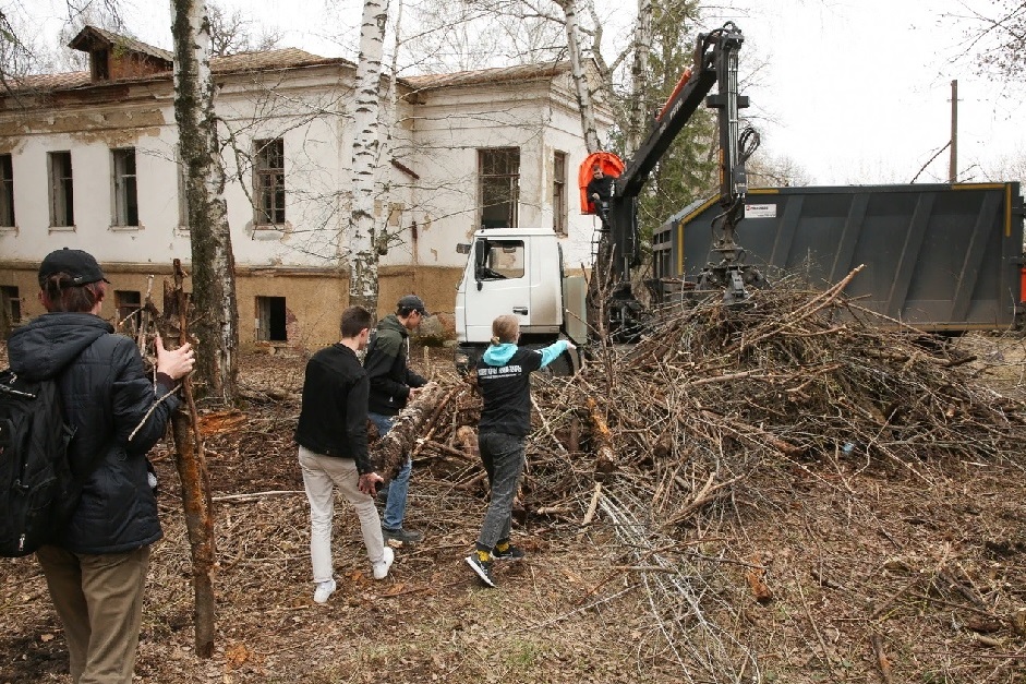 Больше 100 волонтеров участвовали в уборке Усадьбы Воейкова