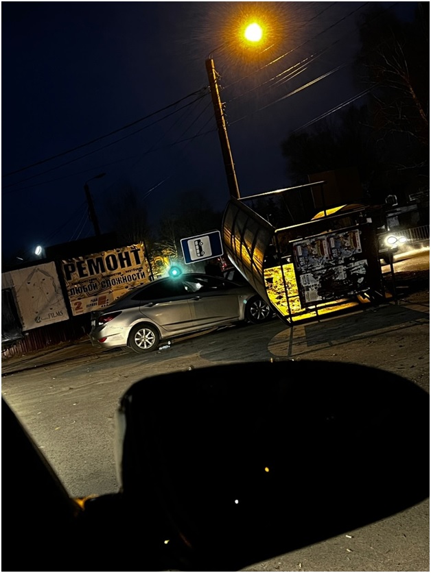 В Кузнецке от сильного ветра попадали остановки общественного транспорта