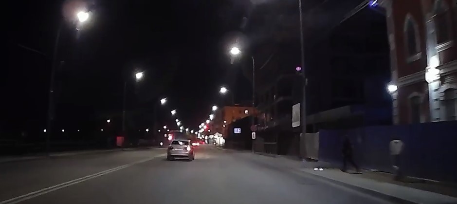 В Пензе автомобилист едва не сбил ребенка, бросившегося на дорогу за скейтом