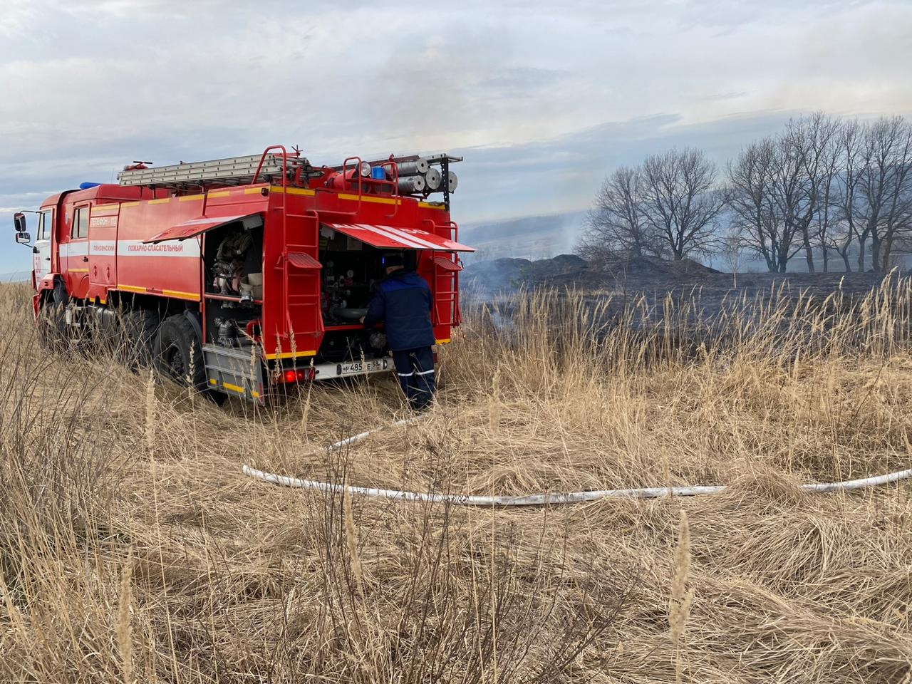 В Пензенской области продолжает гореть сухая трава