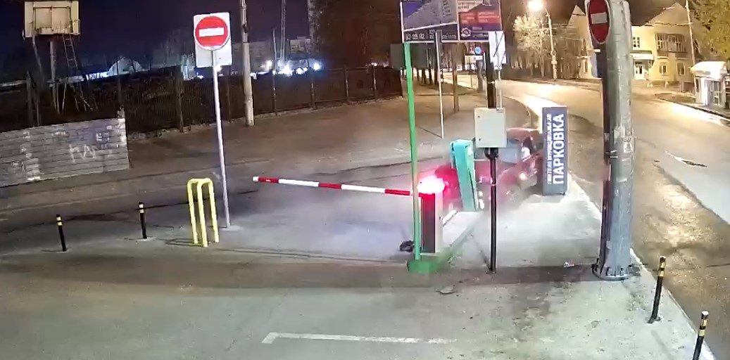 В Пензе ищут водителя легковушки, протаранившего стойку на платной парковке