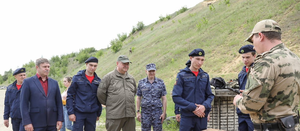 Олег Мельниченко на полигоне вручил боевые награды участникам СВО