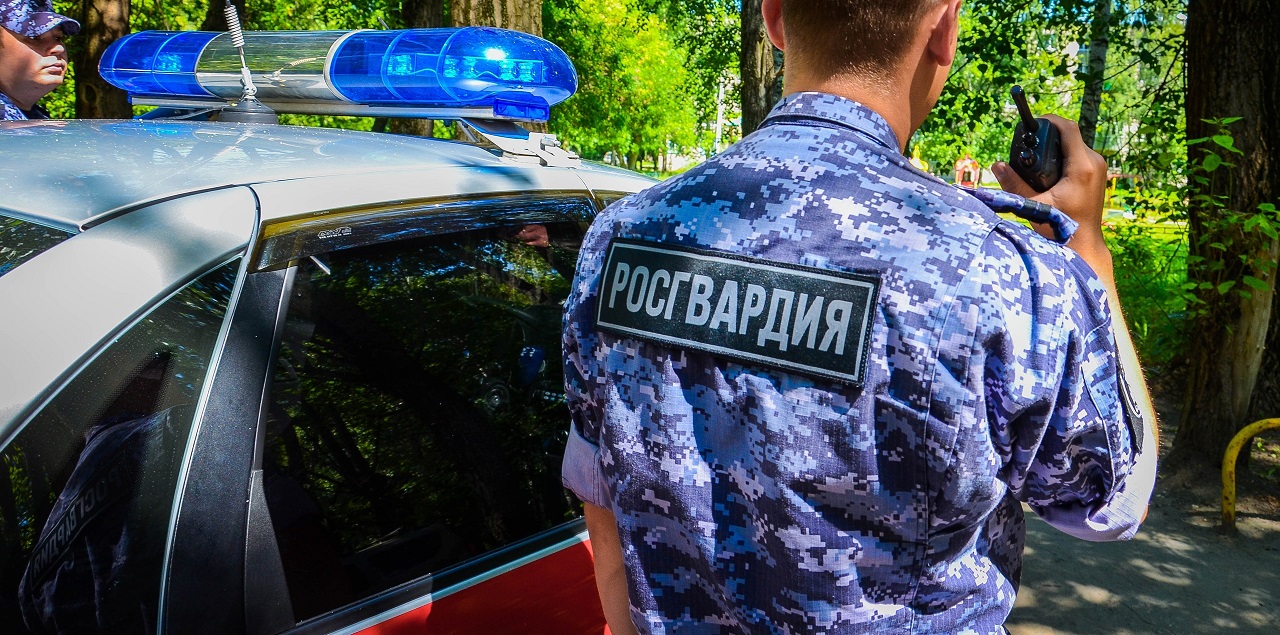 В Пензе обиженный из-за отказа мужчина ударил посетительницу бара по голове