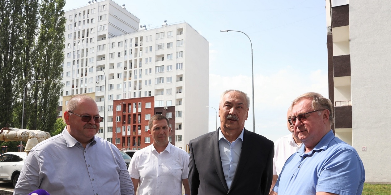 Олег Мельниченко и Сергей Степашин посетили жилой комплекс на улице Комсомольской