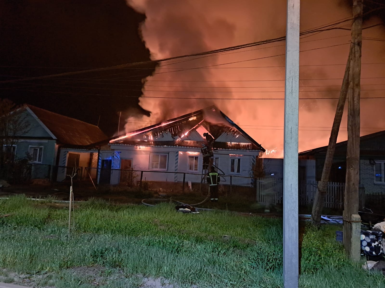 Появились фото с места мощного пожара в Никольске