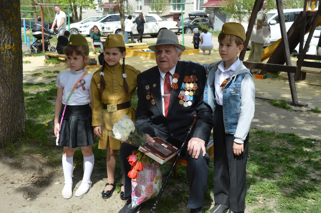 В Кузнецке с Днём Победы поздравили участника Великой Отечественной войны