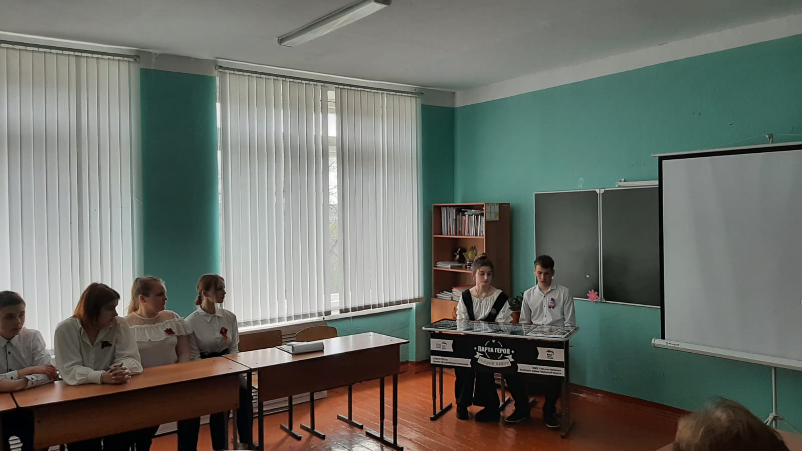 В Кузнецком районе в честь погибшего бойца СВО открыли новую «Парту героя»