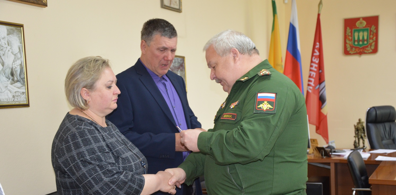 В Кузнецке семьям погибших участников СВО выдали медали