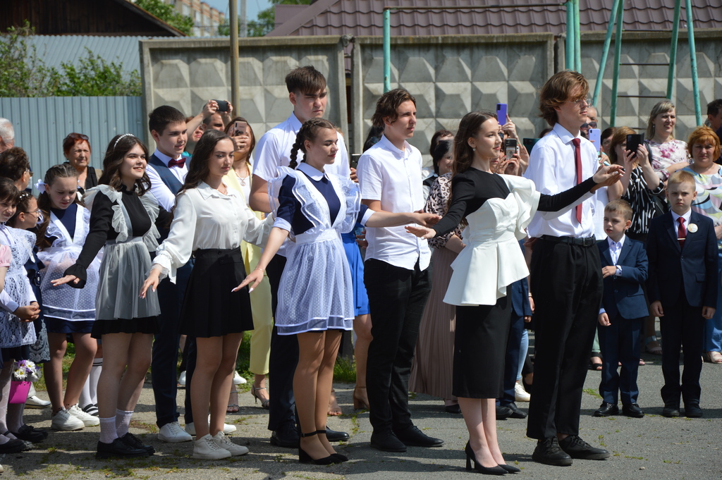В школах Кузнецка для выпускников прозвенел Последний звонок