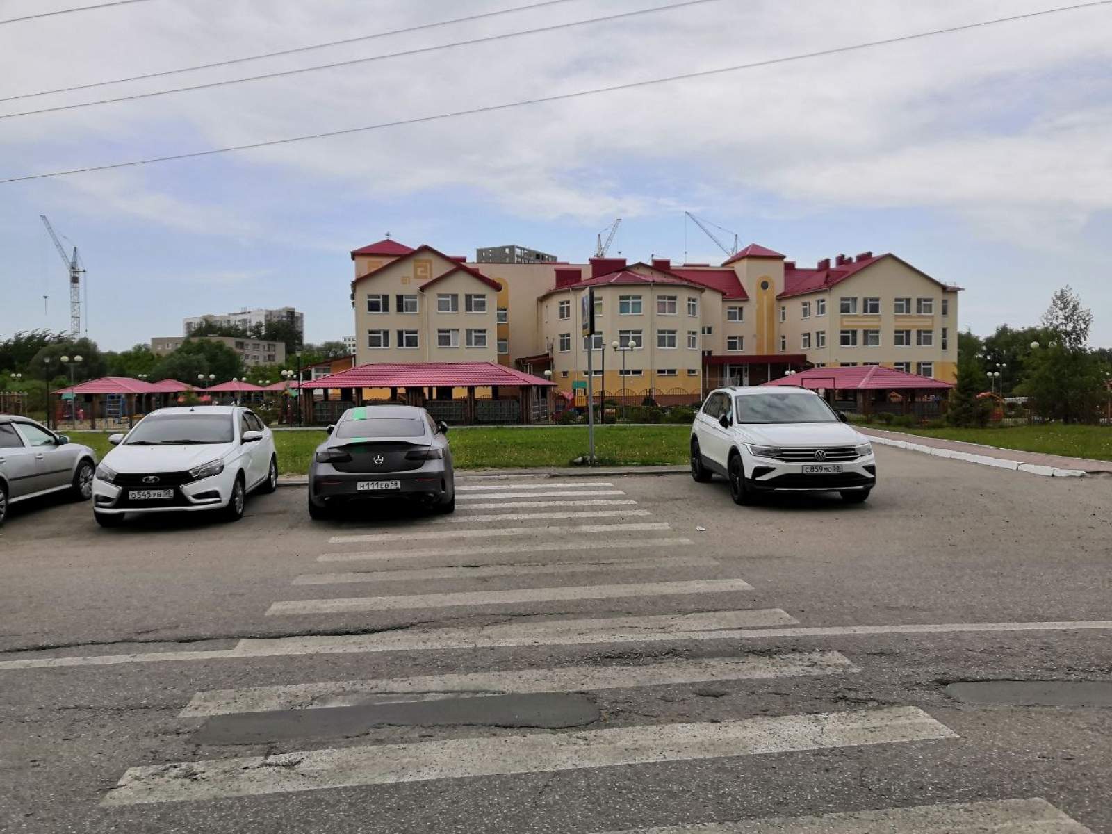 Пензенцы жалуются на автомобилистов, паркующихся на «зебре» возле детсада на ГПЗ