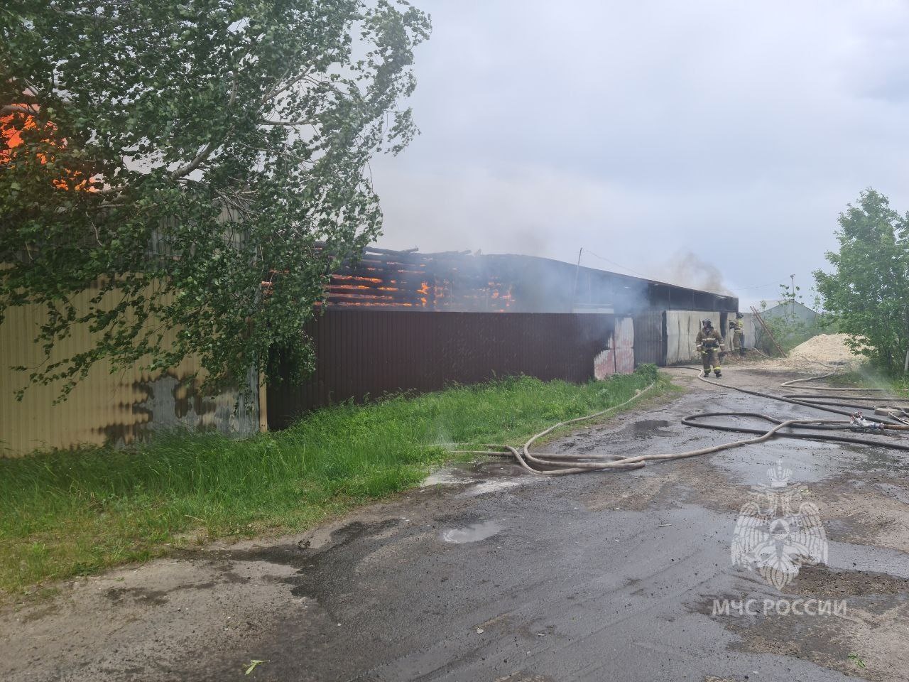 В Кузнецком районе 14 человек тушили горящие надворные постройки