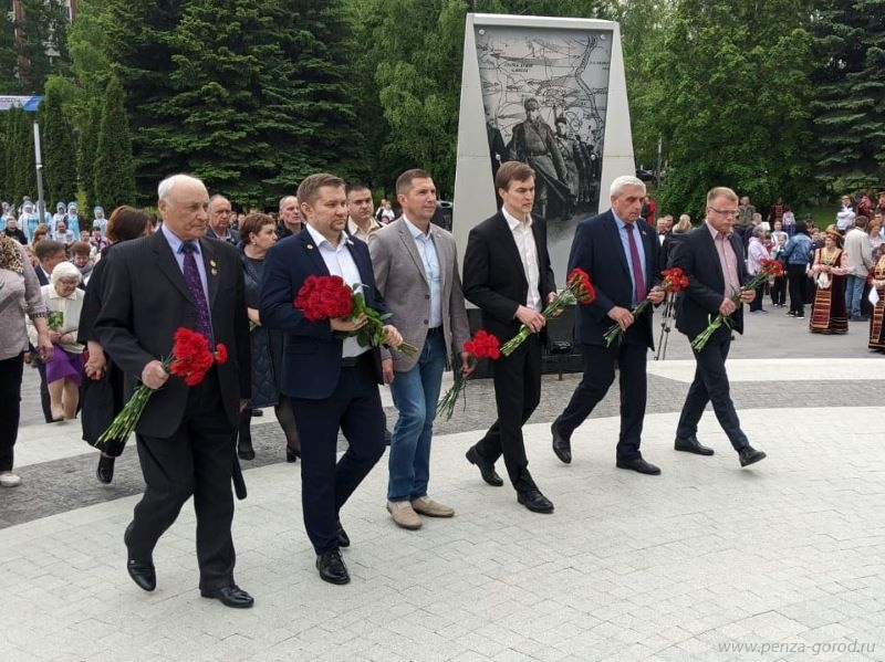 В Пензе возложили цветы к стеле «Город трудовой доблести»