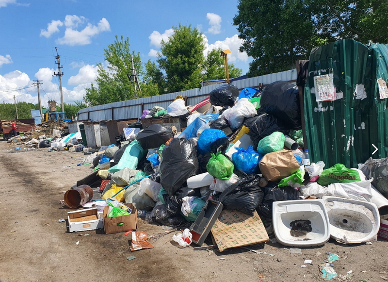 «Невозможно пройти»: жительница Ухтинки пожаловалась на состояние мусорной площадки