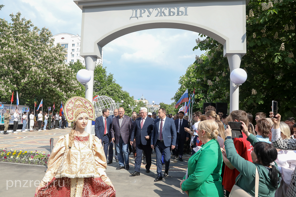 В Пензе Олег Мельниченко принял участие в открытии «Аллеи дружбы»