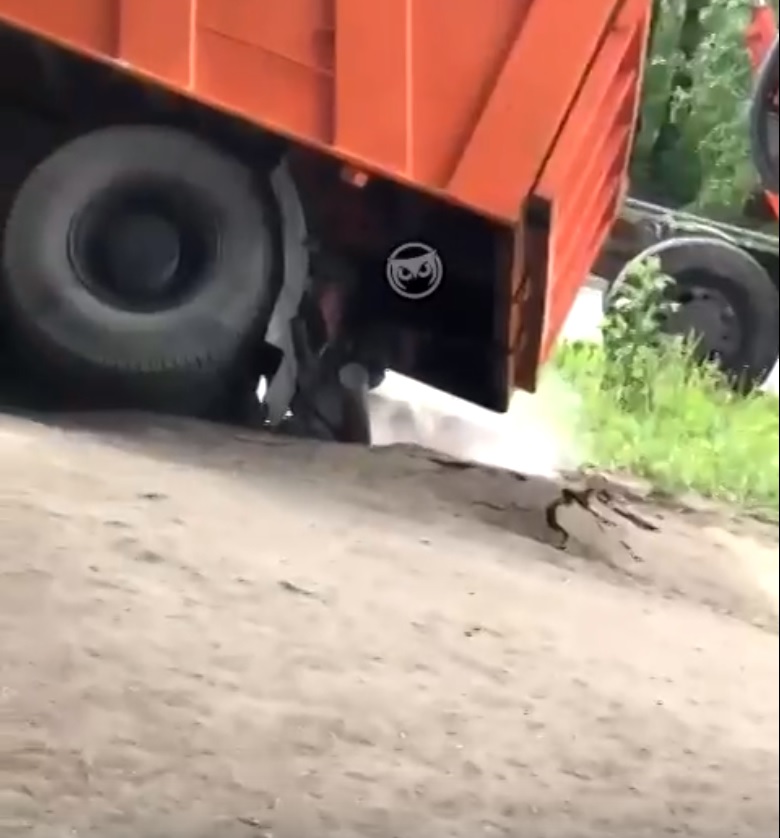 В Пензе на улице Аустрина грузовик провалился в яму