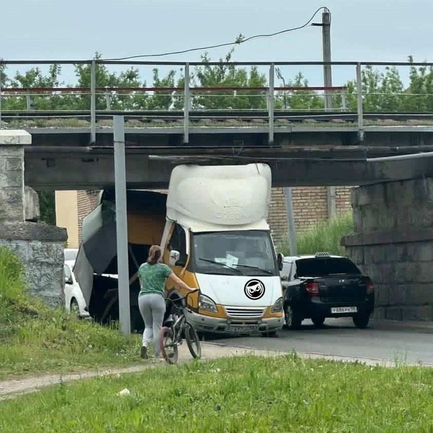 В Пензе под "мостом Винни-Пуха" снова застряло авто