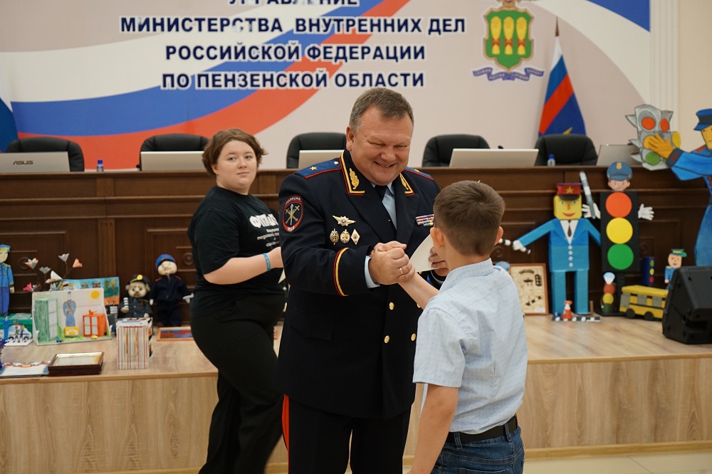 Генерал-майор УМВД Павел Гаврилин наградил участников конкурса «Полицейский Дядя Степа»