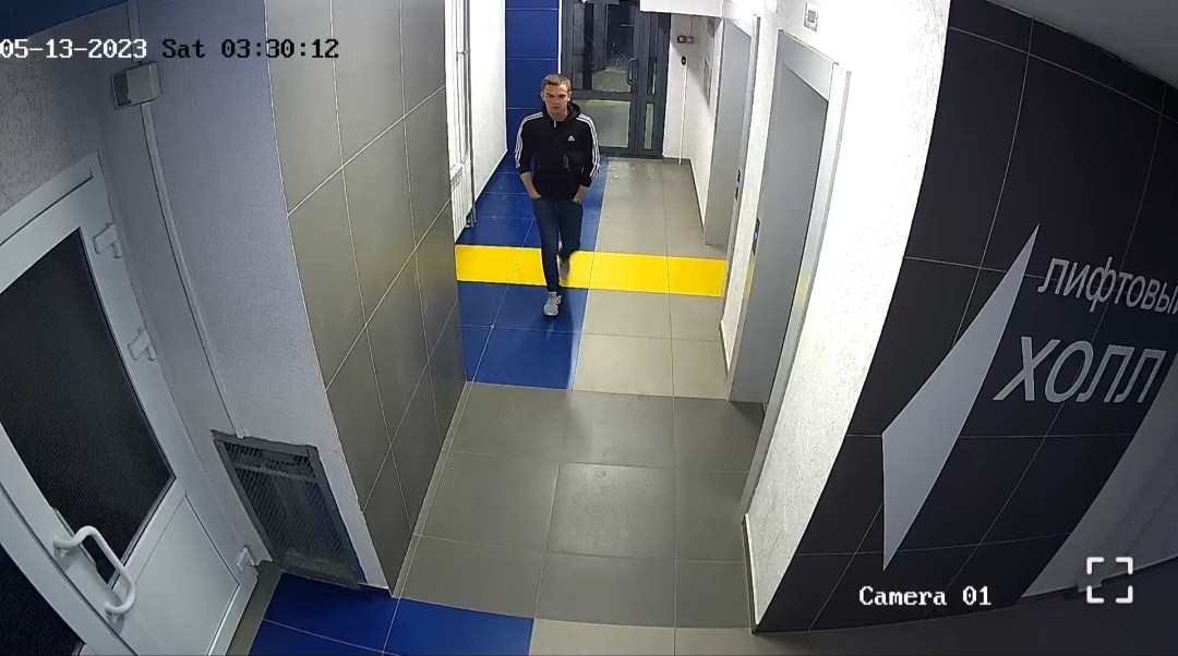 В Засечном в объектив камеры попал вандал, выбивший стекло у подъездной двери