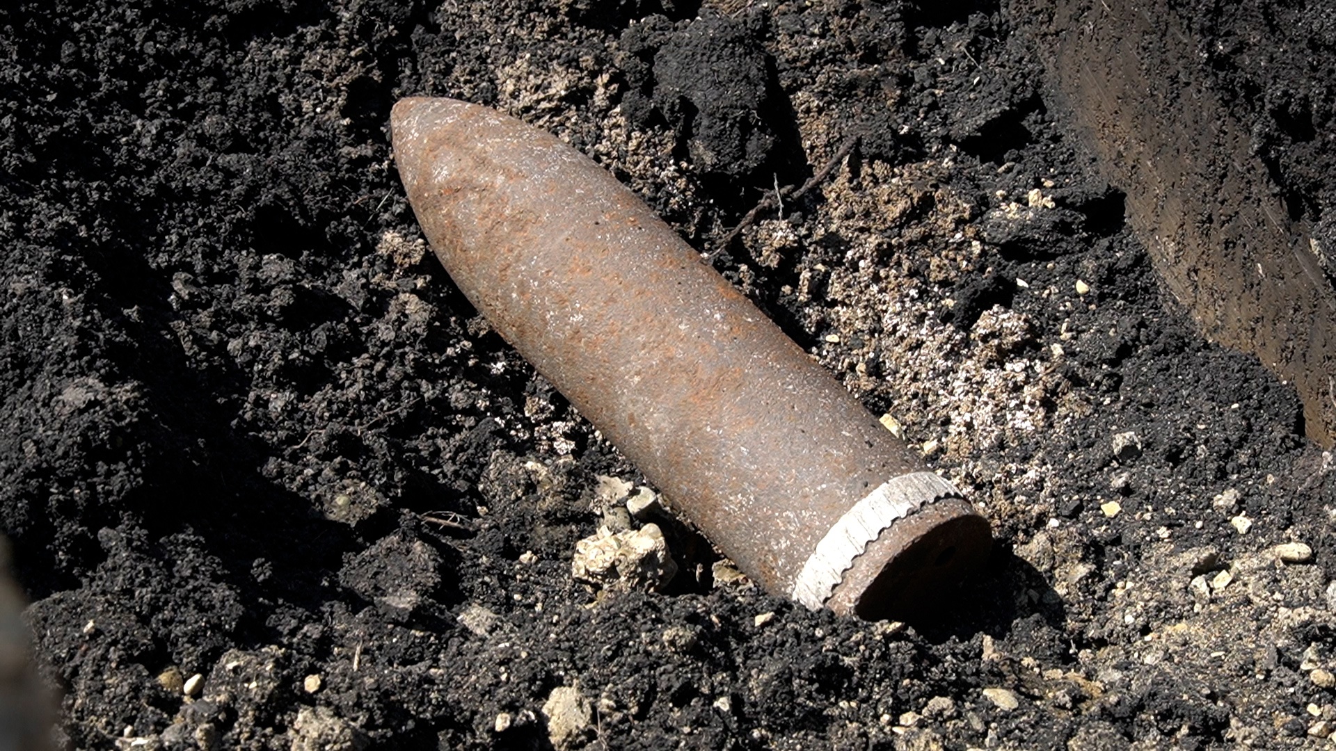 В Засечном рабочие наткнулись на снаряд времен Первой мировой войны