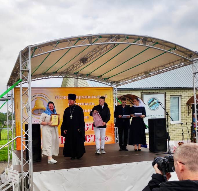 Митрополит Серафим наградил Ольгу Чистякову за вклад в становление «Епархиальной школы колокольного звона»