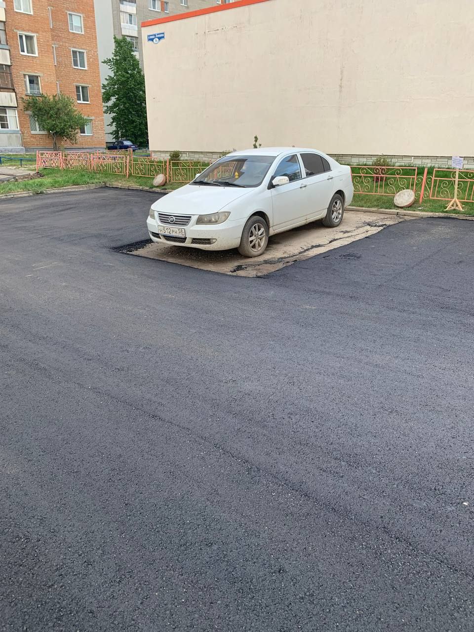 В Заречном дорожники делают «достопримечательности» из незаасфальтированных кусков парковки