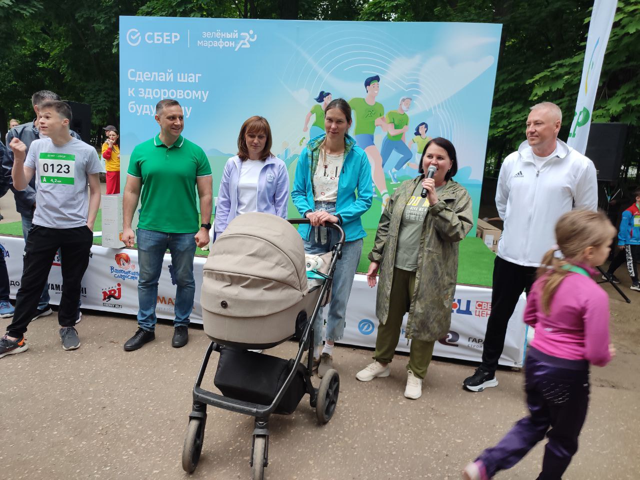 Ольга Чистякова наградила самую юную участницу Зеленого Марафона