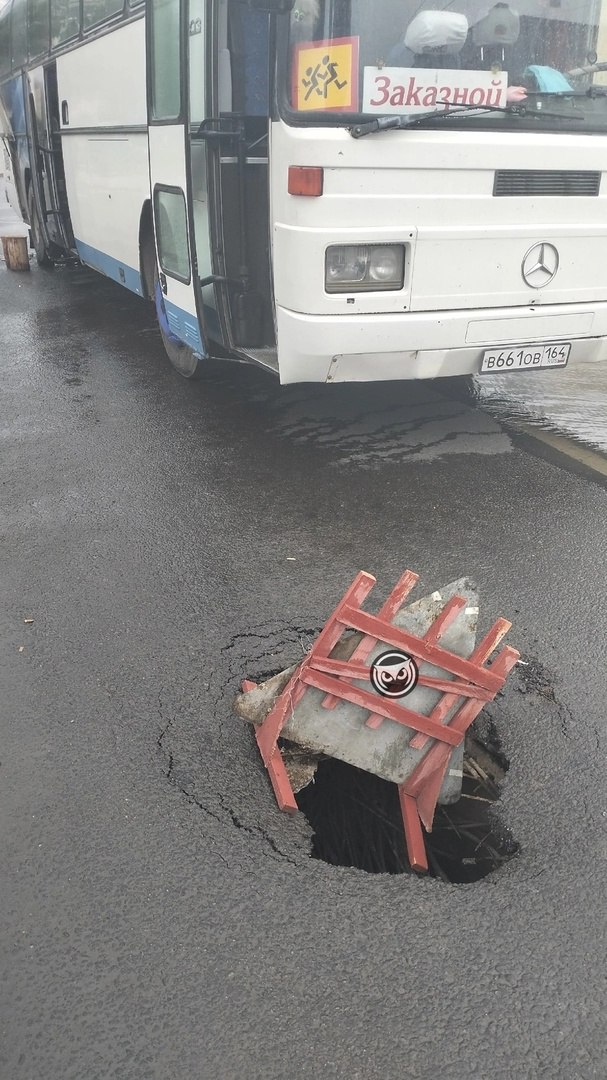 В центре Пензы автобус провалился в люк