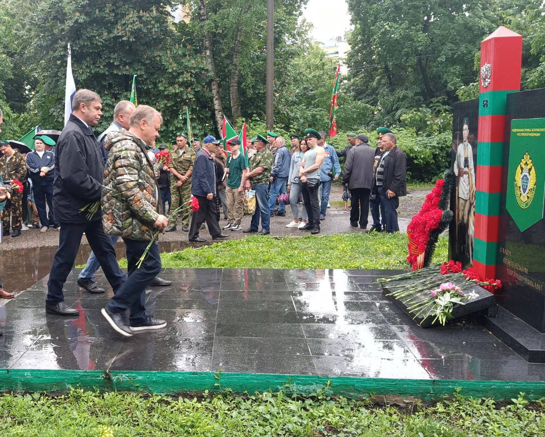 В Пензе в сквере Дзержинского отметили День пограничника