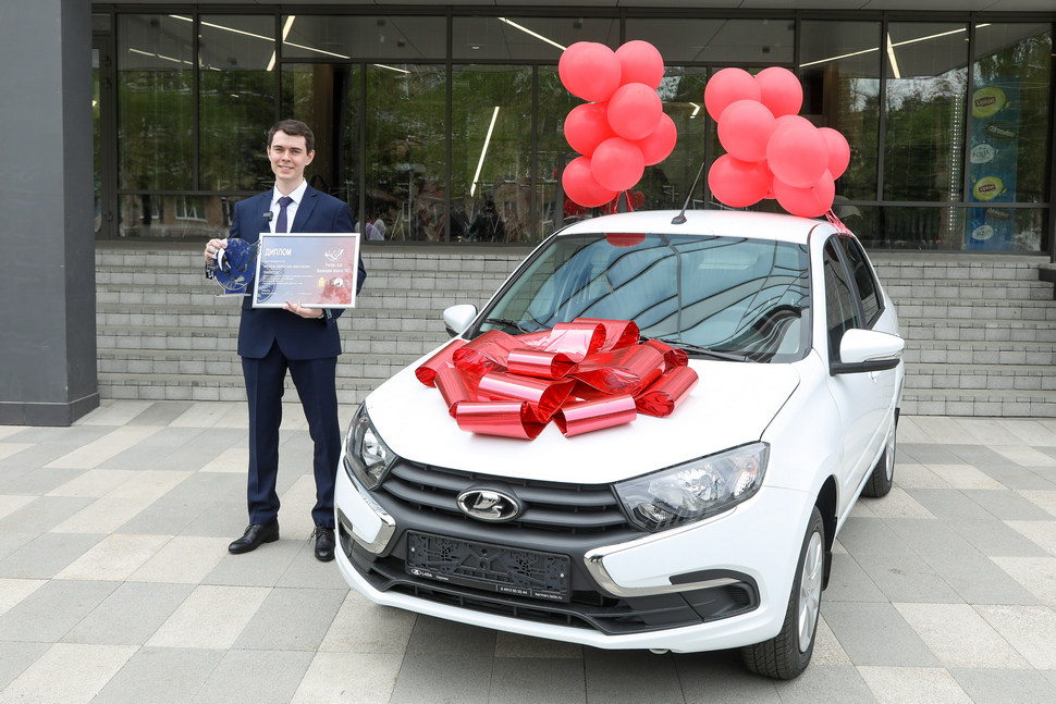 Победителю конкурса учитель года из Сердобска вручили автомобиль