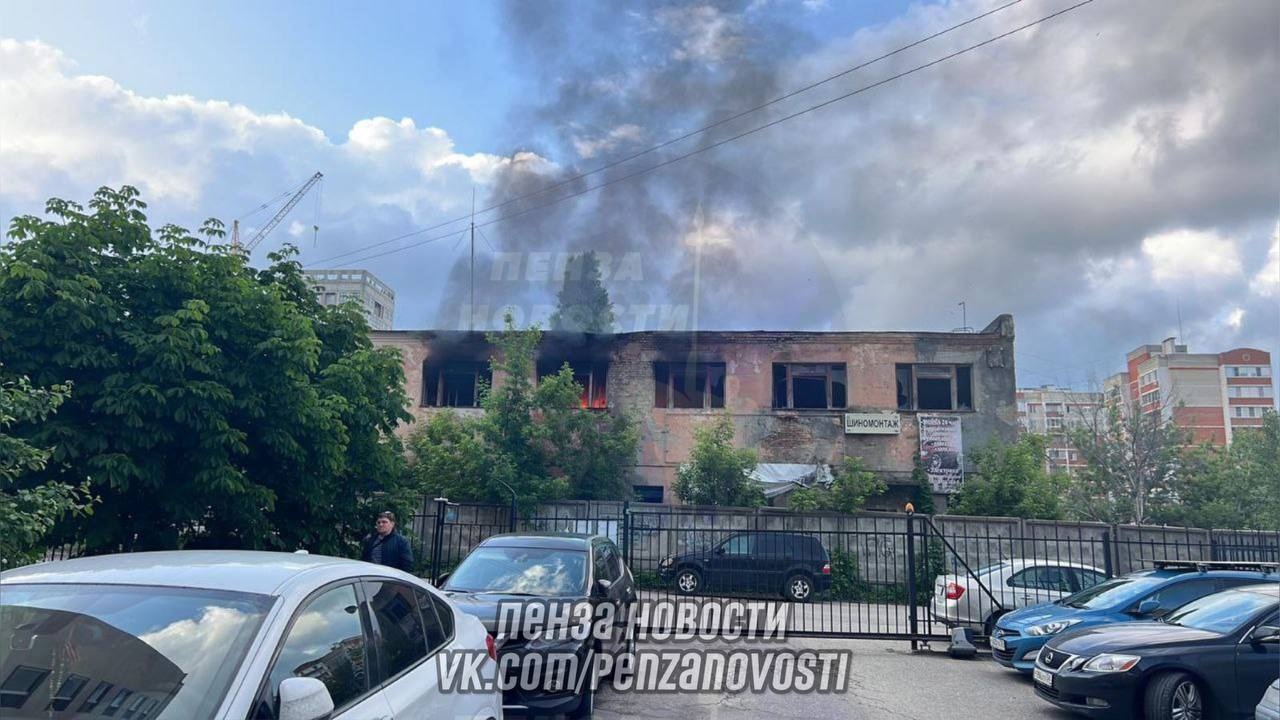 В Пензе в 5-м Виноградном проезде загорелось заброшенное здание
