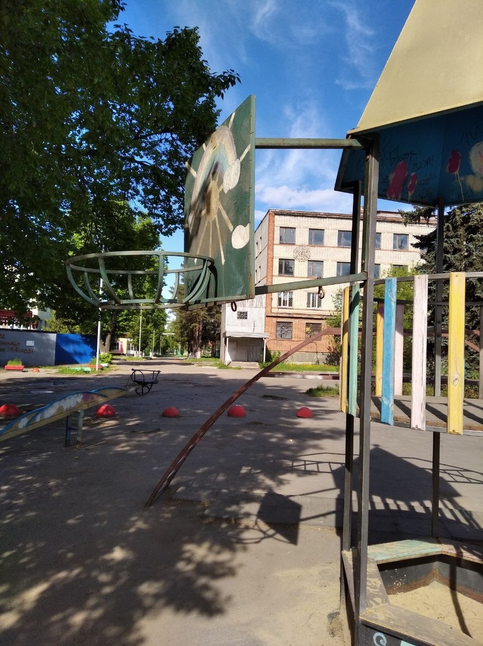 Жители Каменки рассказали об опасной детской площадке у «Орбиты»