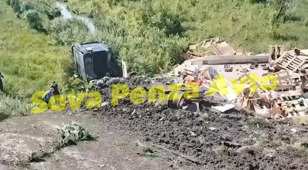 В Пензенской области в больницу увезли водителя развалившейся фуры