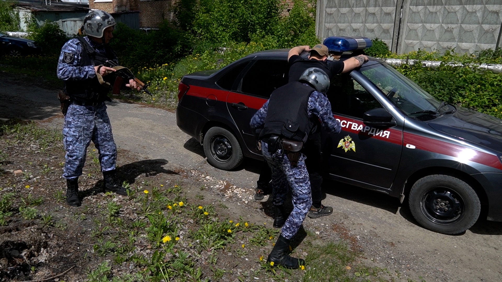 В Пензе пенсионер устроил драку с охранником на крыльце бара