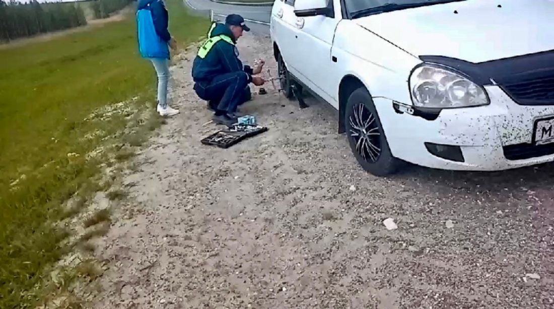 Пензенские инспекторы ГИБДД помогли автоледи заменить спустившееся колесо