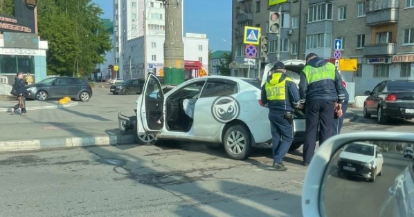 В Пензе при столкновении иномарки с фонарем пострадали три молодые девушки