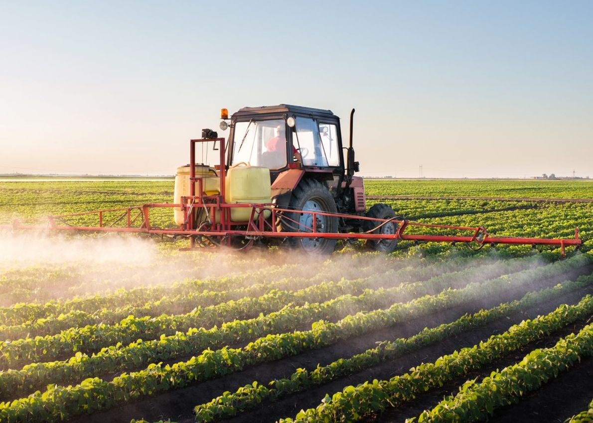 В Нижнеломовском районе начали распылять химикаты