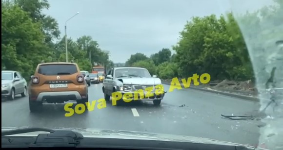 В Пензе на место жесткого ДТП на Аустрина прибыли врачи